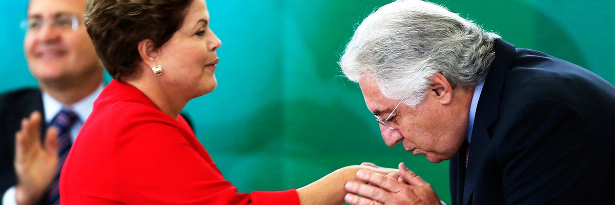 Guilherme Afif, de costa para o povo, beija a mão de Dilma Rousseff