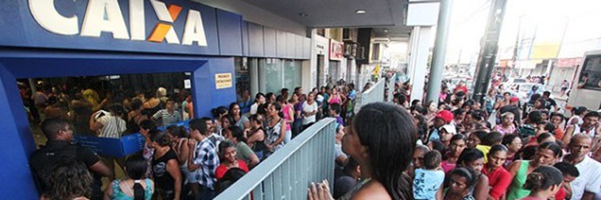 Tumulto em frente a sede da Caixa Econômica devido ao boato do fim do bolsa família.