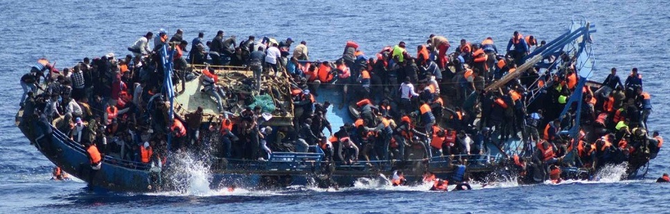 Barco de refugiados no Mediterrâneo.