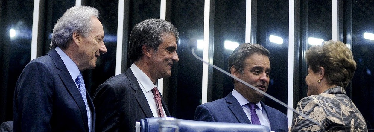 Dilma e Aécio se cumprimentam cordialmente no Senado, no dia da votação do impeachment.