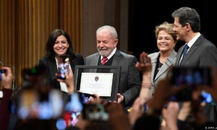 Fica lá, Lula! – Editorial