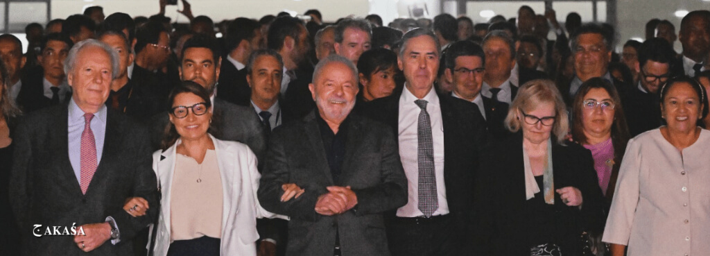 Lula desce a rampa com 27 governadores e ministros do STF, após o ataque de 8 de janeiro