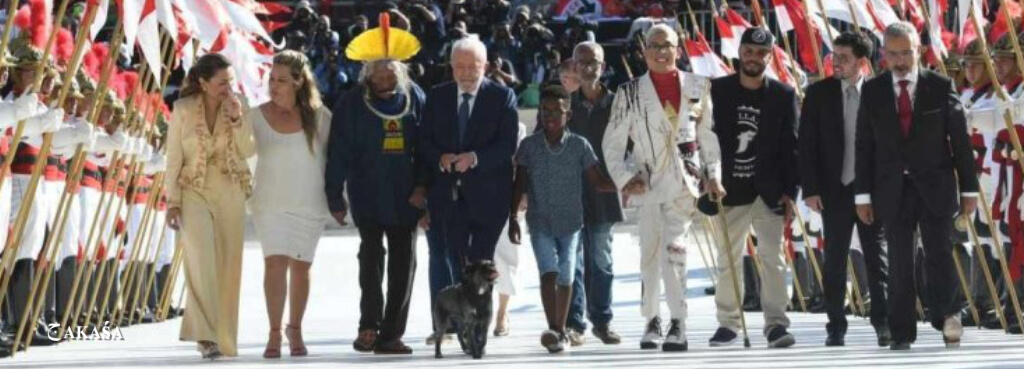 Lula sobe a rampa com representações das minorias