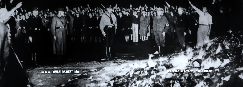 Nazistas queimando livros